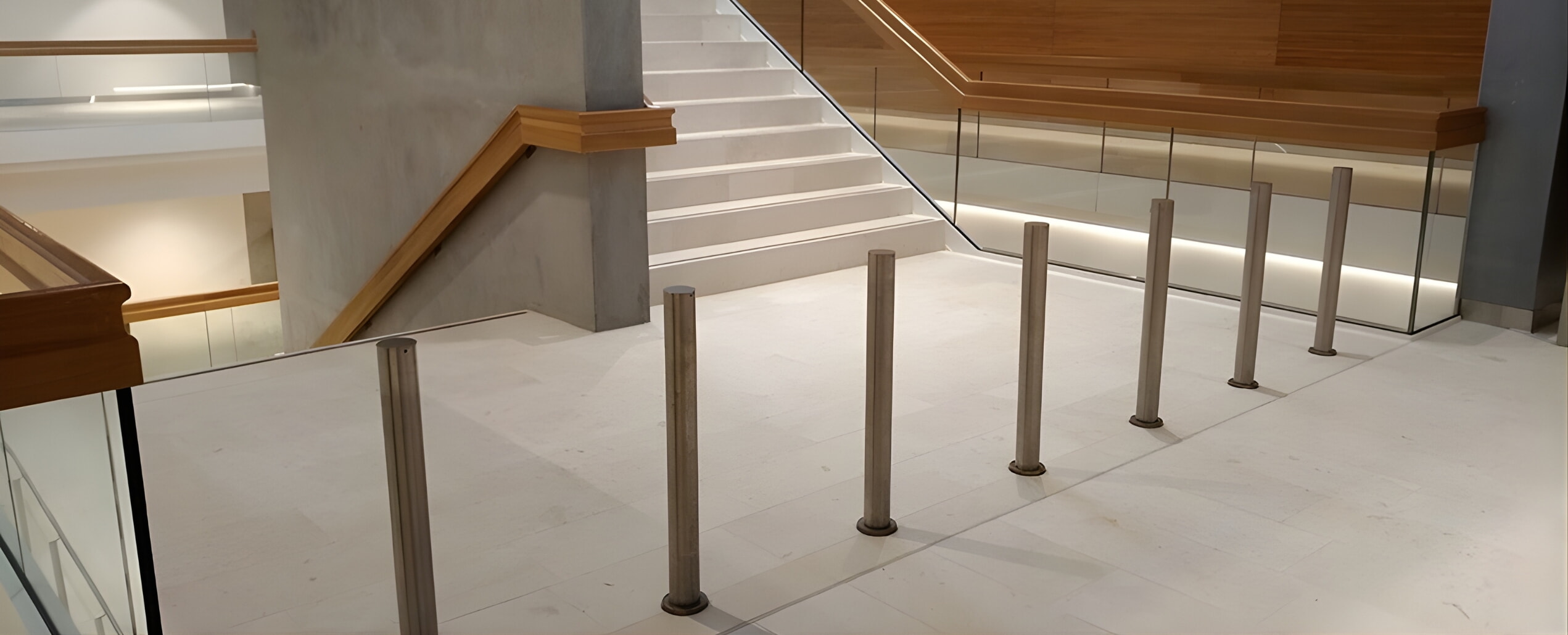 absperrpoller-absperrpfosten-als-treppensicherung