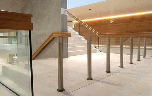 poteau-de-barrage-comme-securite-des-escaliers-quivo