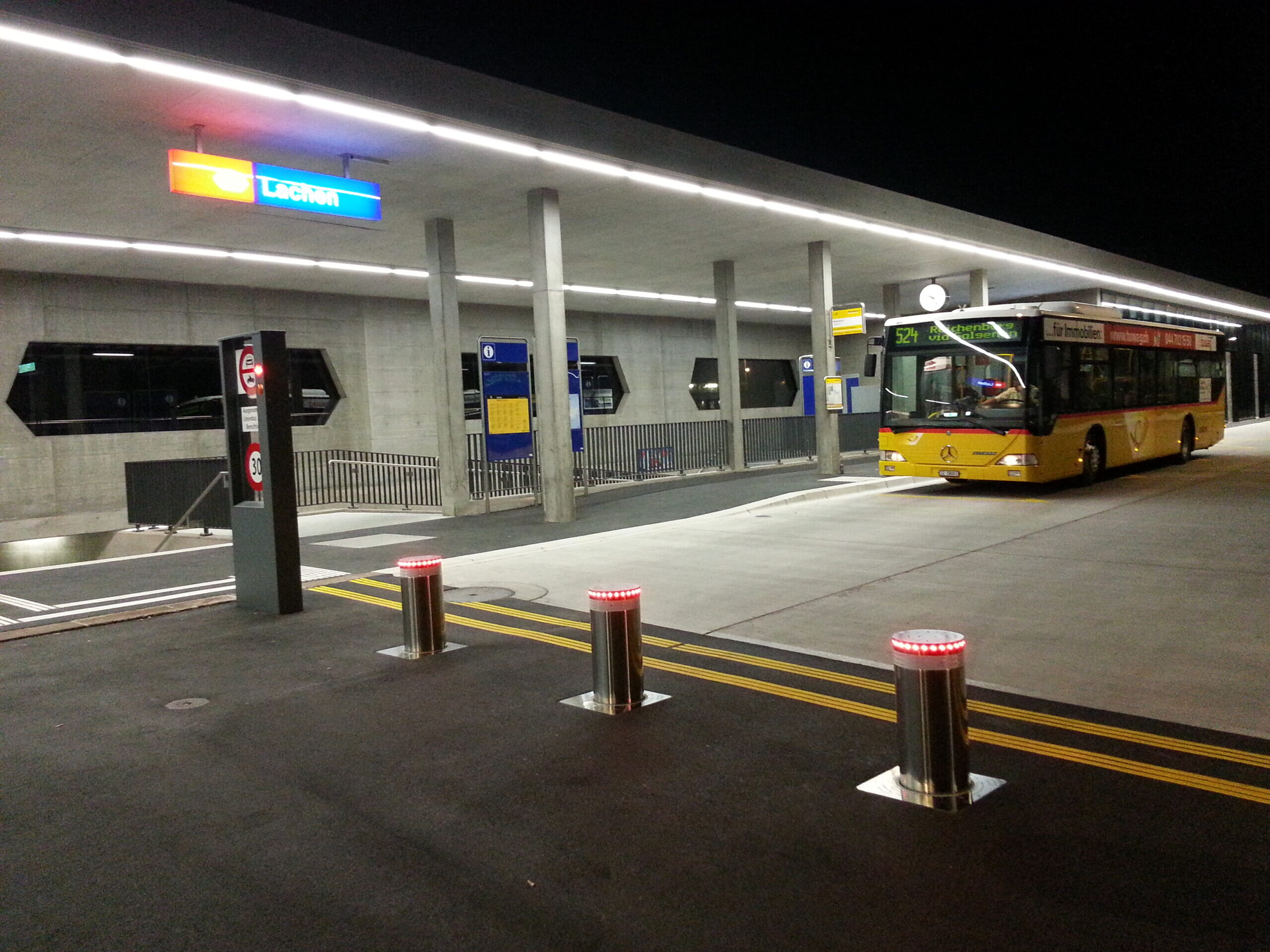 automatisch-versenkbare-verkehrspoller-von-consel-group-fuer-die regelung-von-buszufahrten-in lachen