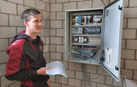 Consel Techniker bei der Inbetriebnahme der Pollersteuerung am Schaltschrank