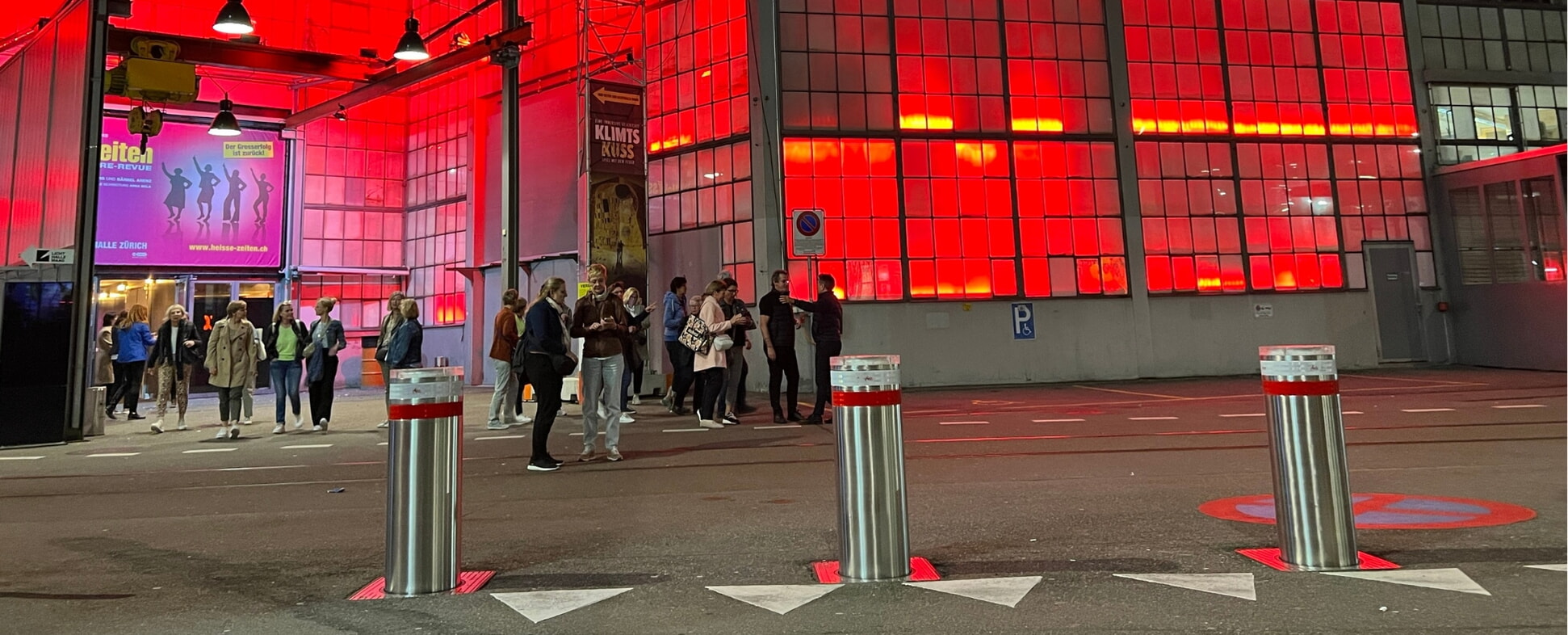 versenkbare-poller-sorgen-fuer-die-zufahrtsregelung-zur-maag-music-hall-in-zuerich