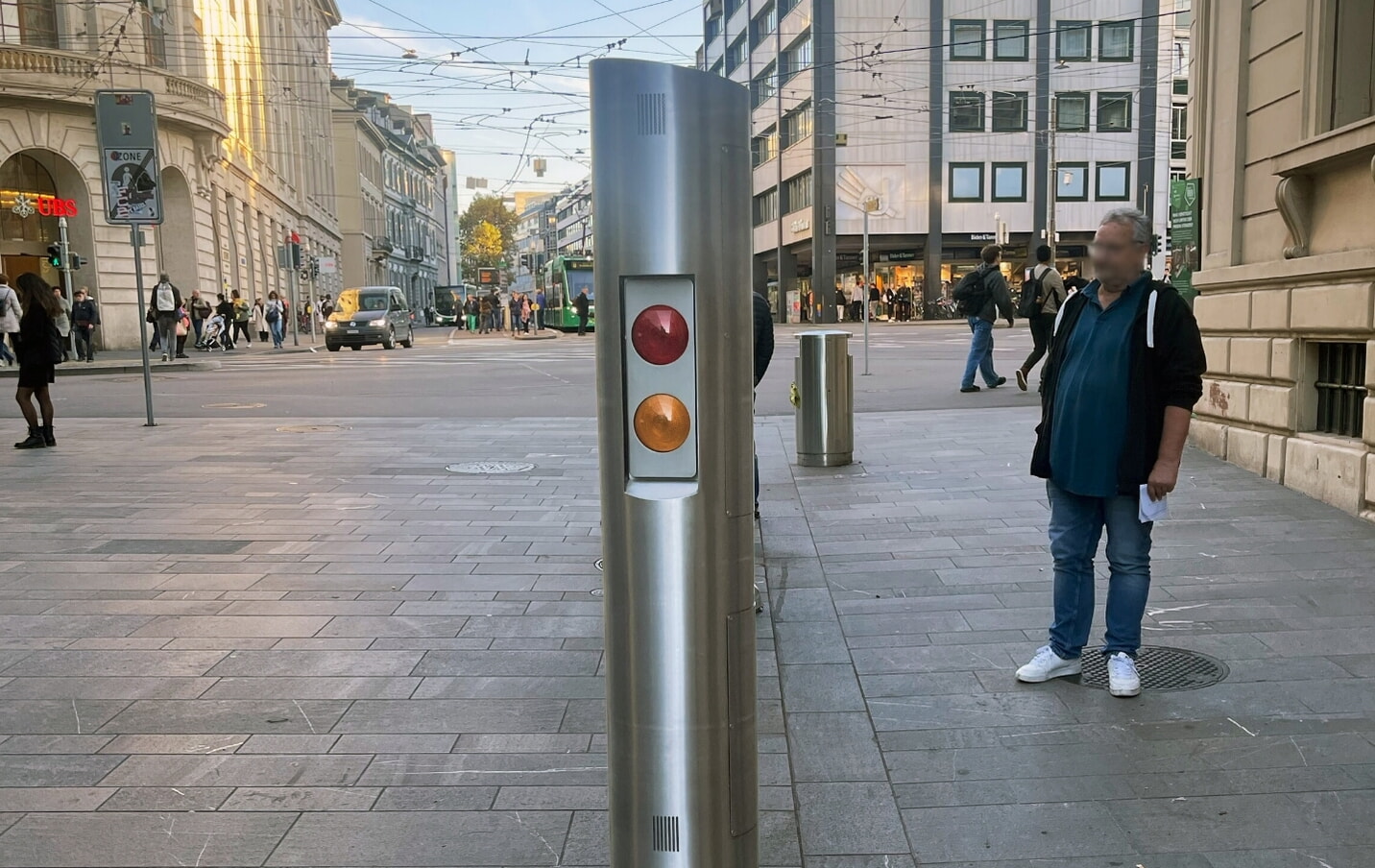 colonne-de-signalisation-pour-gestion-dacces-avec-bornes-retractables