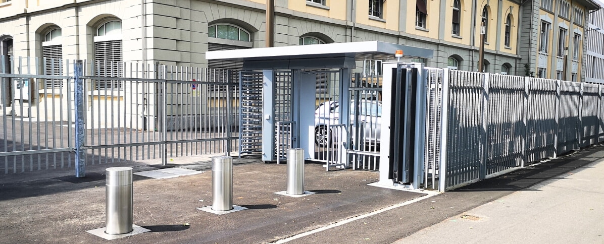 Tor Und Polleranlage Mit Drehkreuz