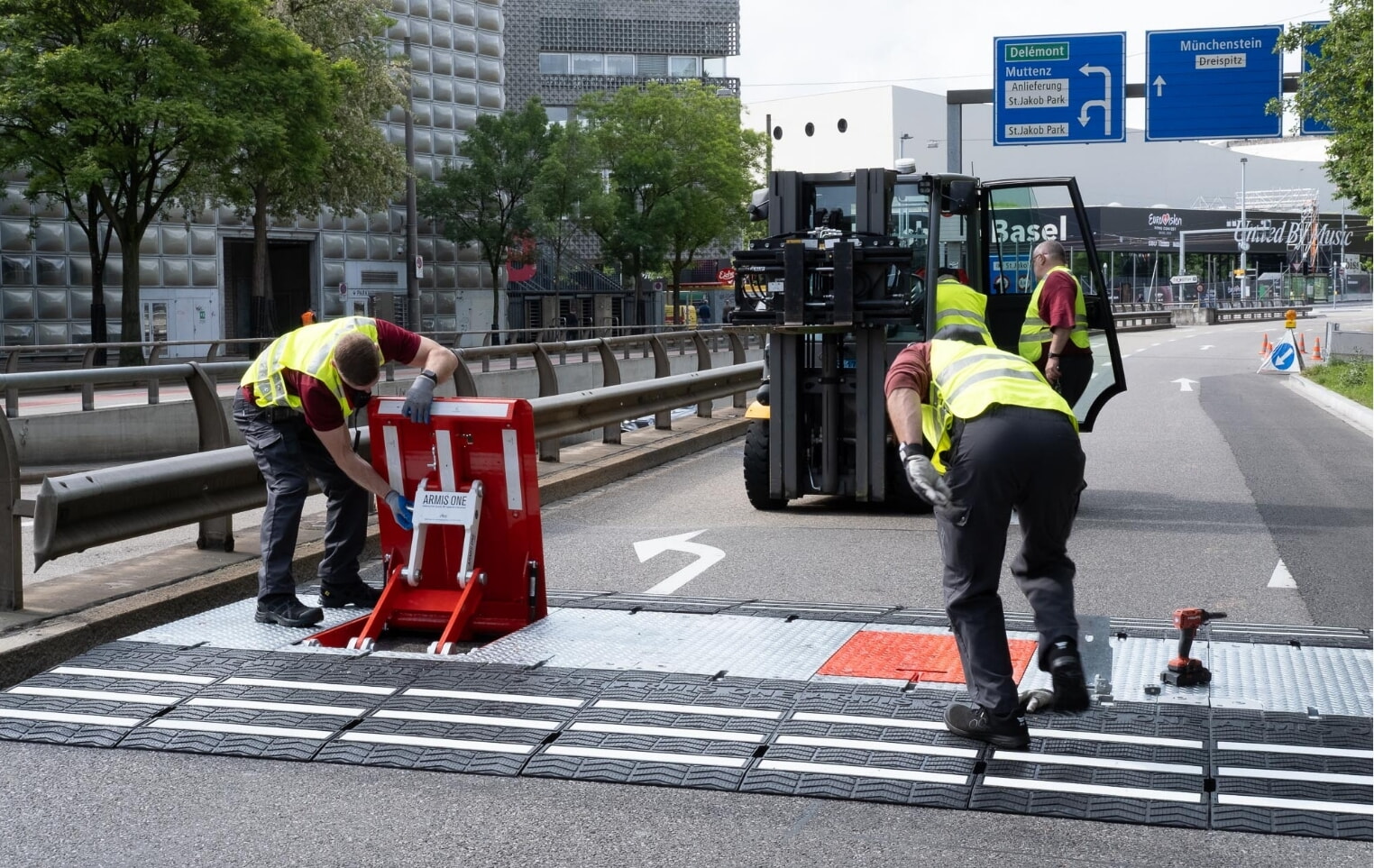 mobiblox-vermietung-von-mobilen-fahrzeugsperren-fuer-den-schutz-von-veranstaltungen