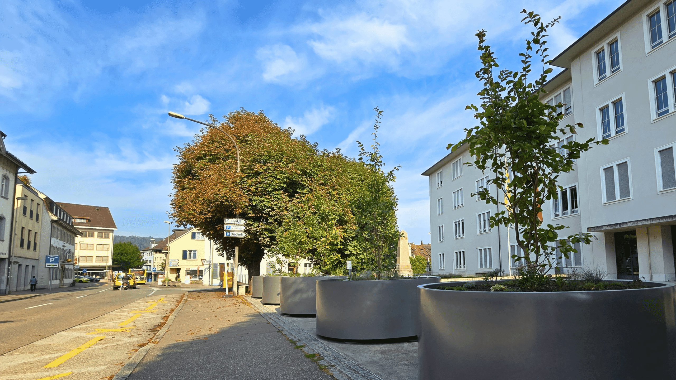 ARMIS PLANTER auf einem Platz – schützendes Freiraummobiliar