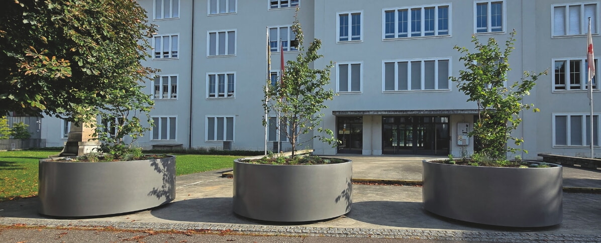 ARMIS PLANTER dienen als schützendes Freiraummobiliar