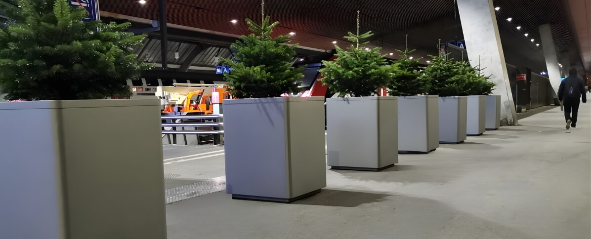 Der ARMIS Planzer ist ein schützendes Pflanzgefäss und sichert hier eine Bahnhofshalle
