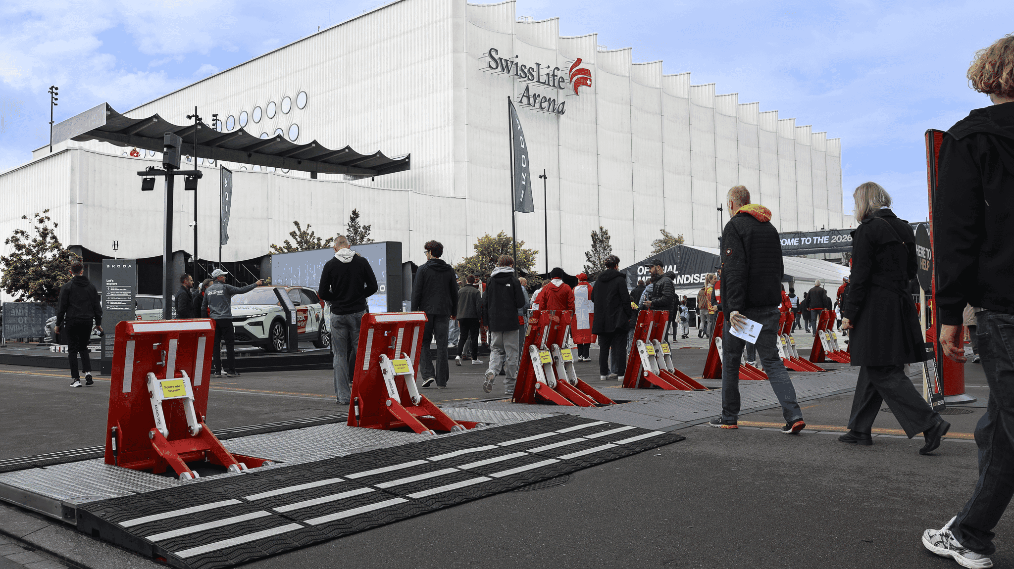 Personenfluss Richtung Stadion an der Eishockey-WM, gesichert durch die mobile Fahrzeugsperre ARMIS ONE