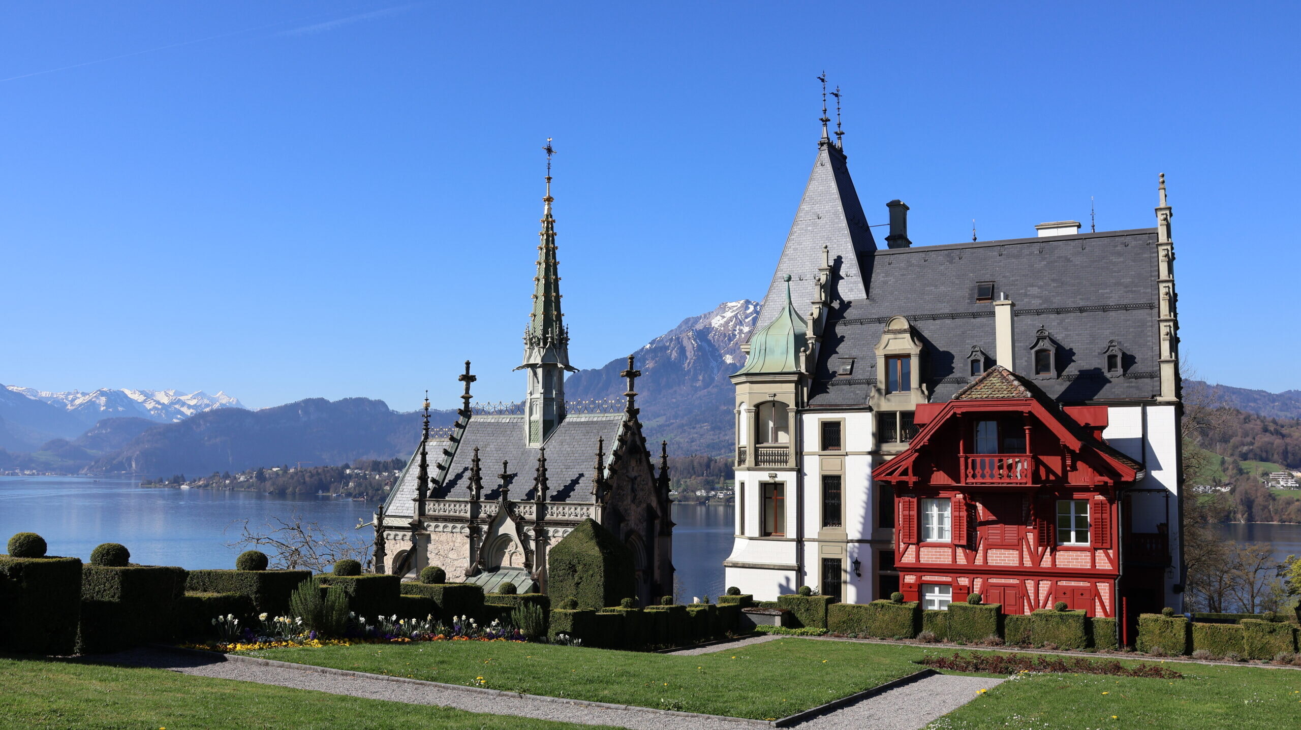 Hydraulischer Verkehrspoller urbanstar mit Bediensäule sichert die Zufahrt zum Schloss Meggenhorn am Vierwaldstättersee