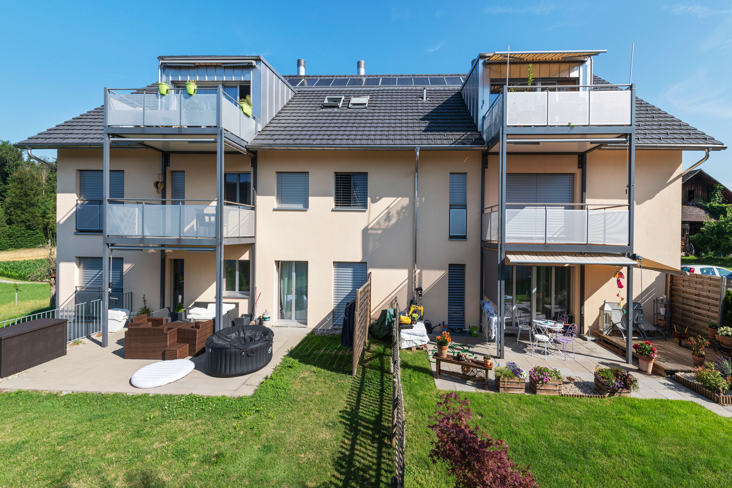 Mehrfamilienhaus mit grossen Balkonen vorne