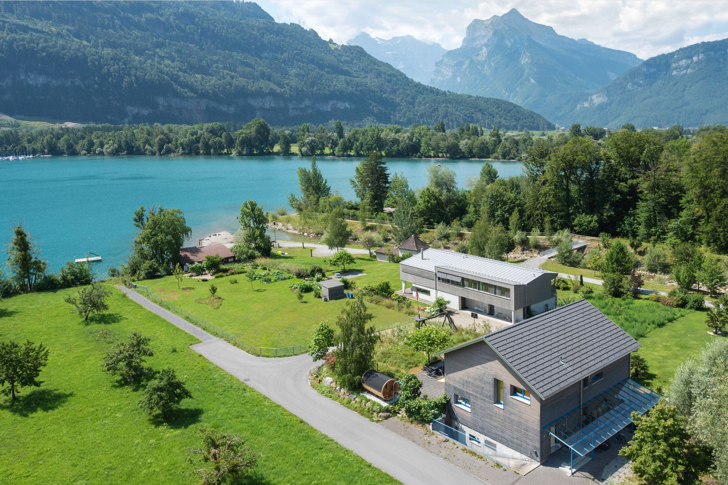 Holzhaus auf Grundstück am See Vogelperspektive