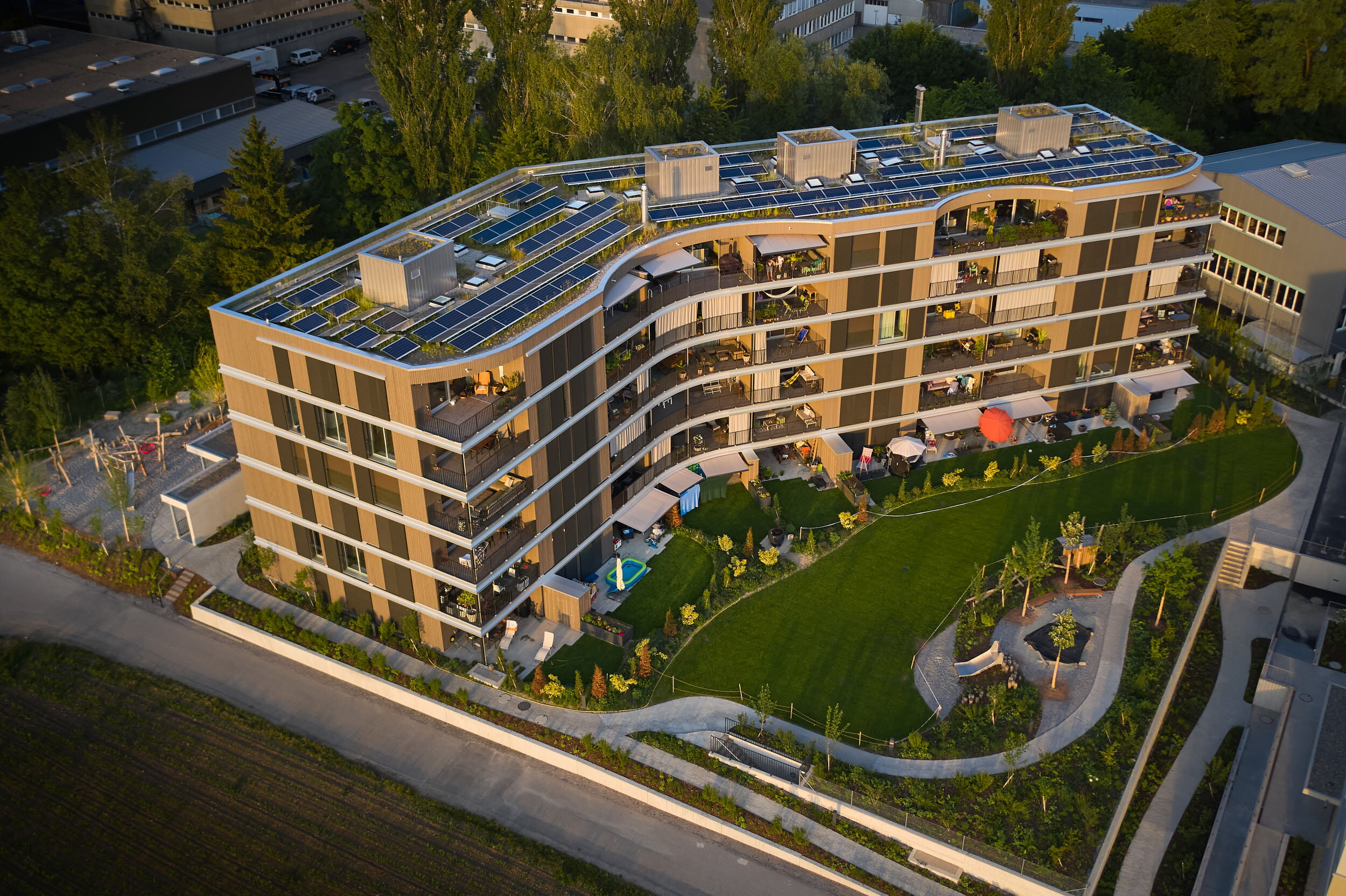 Mehrfamilienhaus, Fällanden aus Holz mit Solarzellen Vogelperspektive