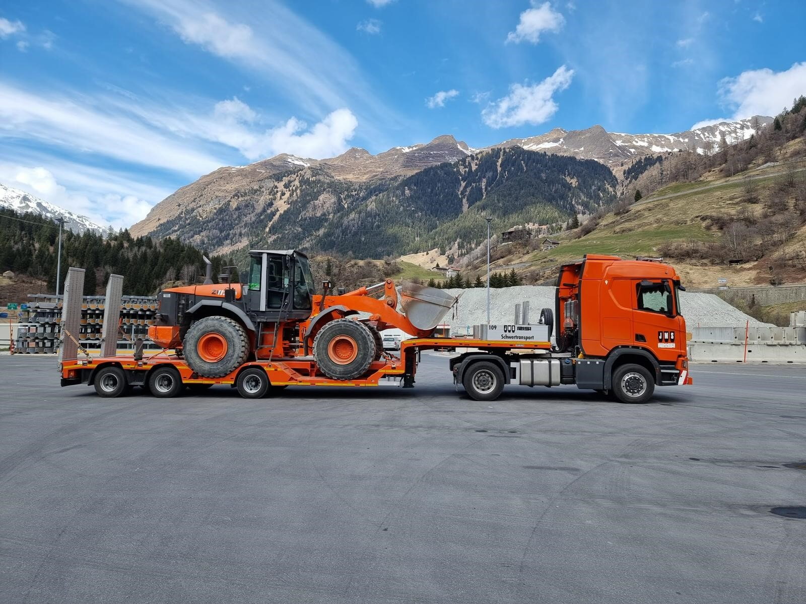 Schwertransport Mit Bergpanorama