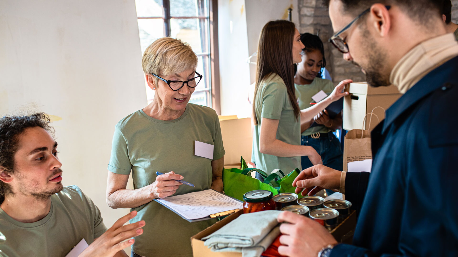 Freiwillige03 Senior AdobeStock 465263399 16 9