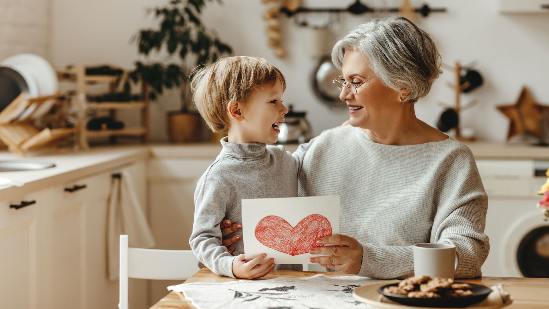 Grosskind Grossmutter Geschenk AdobeStock 322790443 16 9